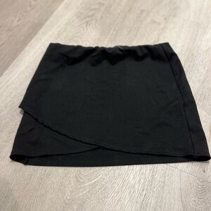 Perfect Kendall & Kylie little black skirt!